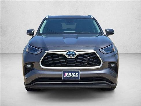 Used 2022 Toyota Highlander XLE FWD image 2