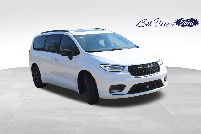 Used 2025 Chrysler Pacifica Limited FWD image 3
