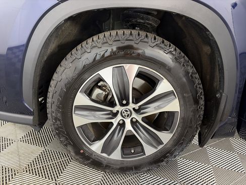 Used 2022 Toyota Highlander XLE AWD/4WD image 14