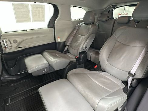 Used 2023 Toyota Sienna Limited image 12