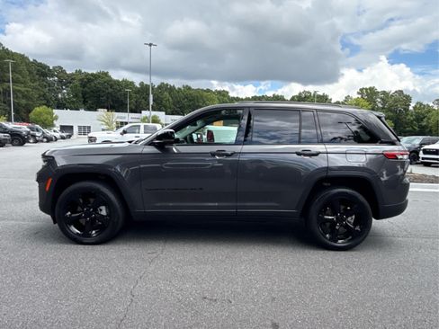 Used 2023 Jeep Grand Cherokee Limited w/ Luxury Tech Group II RWD image 2