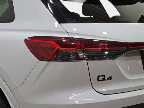 Used 2024 Audi Q4 e-tron Premium Plus w/ Premium Plus image 31