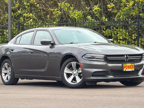 Used 2015 Dodge Charger SE w/ Sport Appearance Group image 2