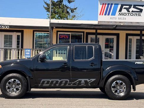 Used 2014 Nissan Frontier PRO-4X w/ Pro-4x Graphics Package AWD/4WD image 2