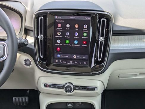 Certified 2024 Volvo XC40 B5 Plus AWD/4WD image 23