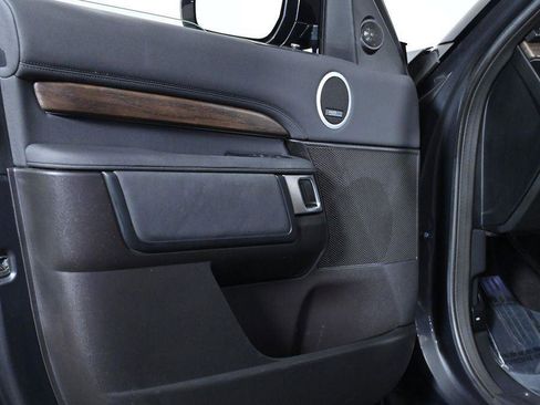 Used 2019 Land Rover Discovery HSE image 32