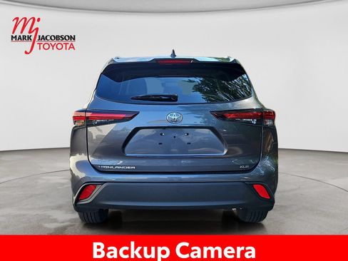 Used 2025 Toyota Highlander XLE FWD image 11