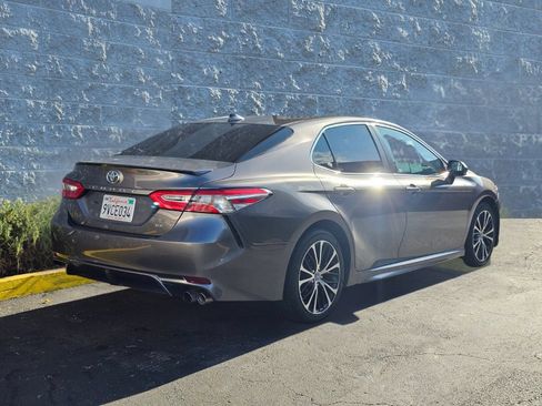 Used 2020 Toyota Camry SE w/ Carpet Mat Package FWD image 5