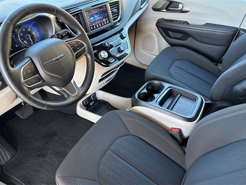 Used 2020 Chrysler Pacifica Touring image 4