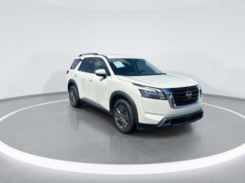 Used 2024 Nissan Pathfinder SV FWD image 2