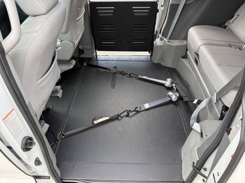 Used 2017 Toyota Sienna XLE w/ XLE Navigation Package FWD image 13