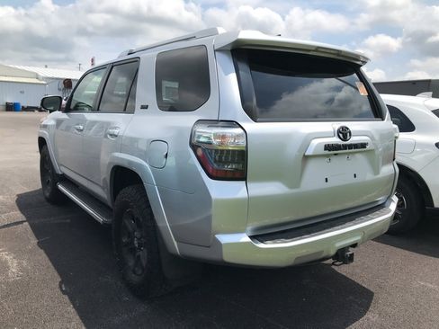 Used 2018 Toyota 4Runner SR5 AWD/4WD image 3