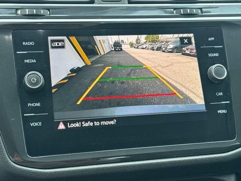 Used 2024 Volkswagen Tiguan SE w/ Panoramic Sunroof Package FWD image 25