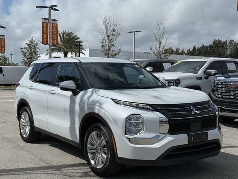 Used 2024 Mitsubishi Outlander ES FWD image 4