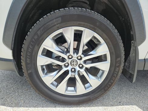 Used 2021 Toyota RAV4 XLE Premium FWD image 31