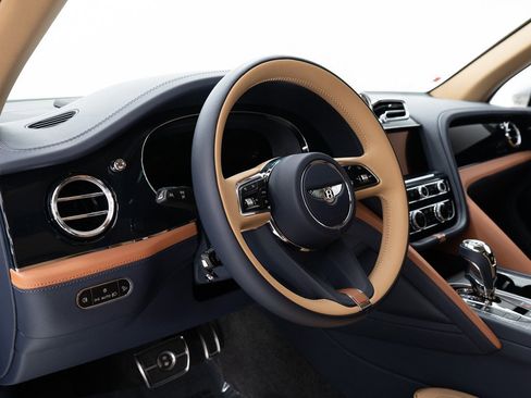 Certified 2025 Bentley Bentayga Extended Wheelbase image 14