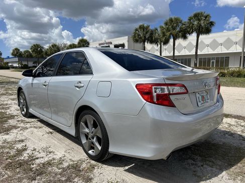 Used 2014 Toyota Camry SE w/ Moonroof Package image 8