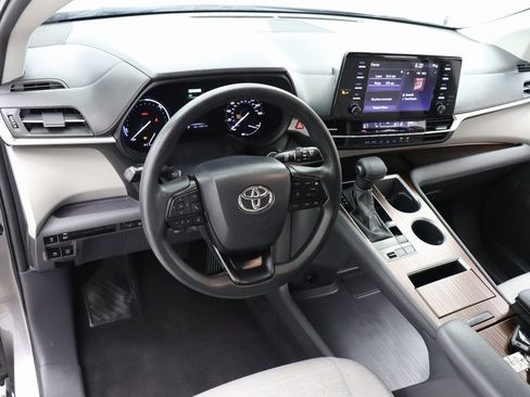 Used 2024 Toyota Sienna LE image 16