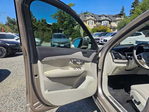 Certified 2025 Volvo XC90 T8 Plus w/ Protection Package Premier AWD/4WD image 20