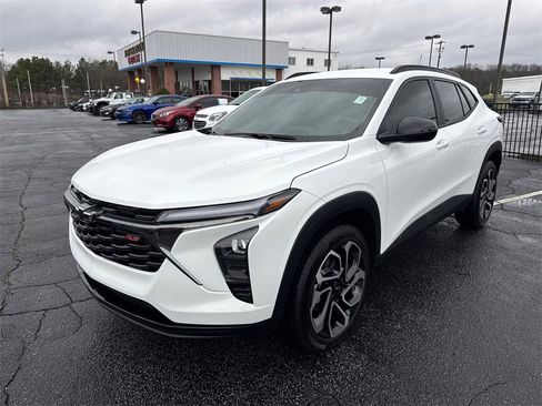 Used 2025 Chevrolet Trax RS w/ Driver Confidence Package image 2