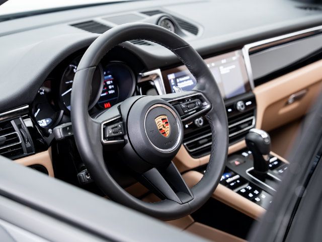 Certified 2026 Porsche Macan AWD/4WD image 9