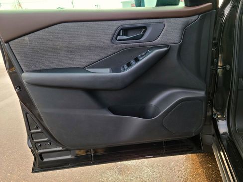 Used 2023 Nissan Rogue S image 8