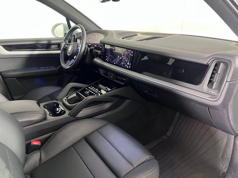 Certified 2024 Porsche Cayenne AWD/4WD image 18