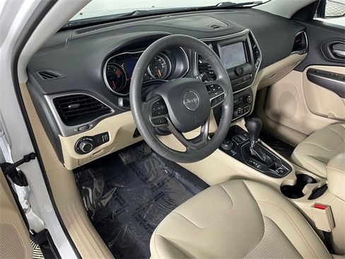 Used 2021 Jeep Cherokee Latitude image 3