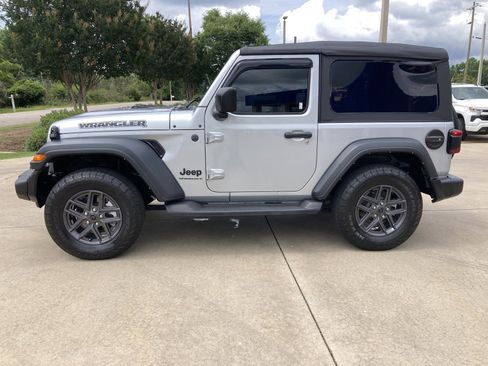 Used 2024 Jeep Wrangler Sport AWD/4WD image 17