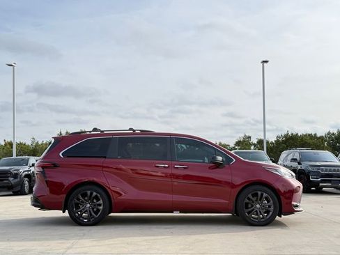 Used 2024 Toyota Sienna XSE image 4