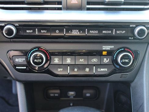 Used 2022 Kia Niro EX Premium image 19