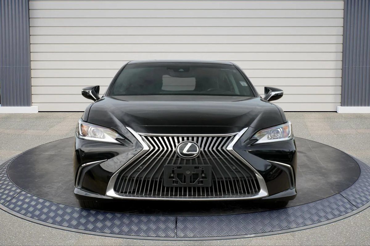 Used 2020 Lexus ES 350 w/ Premium Package FWD image 2
