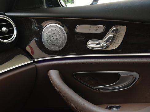 Used 2020 Mercedes-Benz E 350 4MATIC Sedan image 37