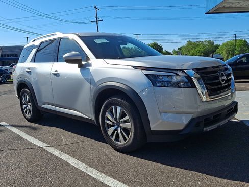 Used 2025 Nissan Pathfinder SL AWD/4WD image 3
