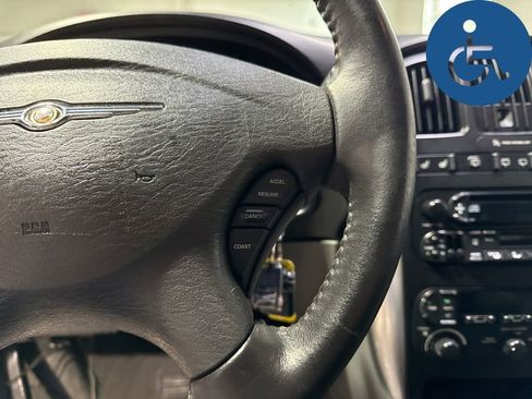 Used 2005 Chrysler Town & Country Touring w/ Leather Interior Group FWD image 13