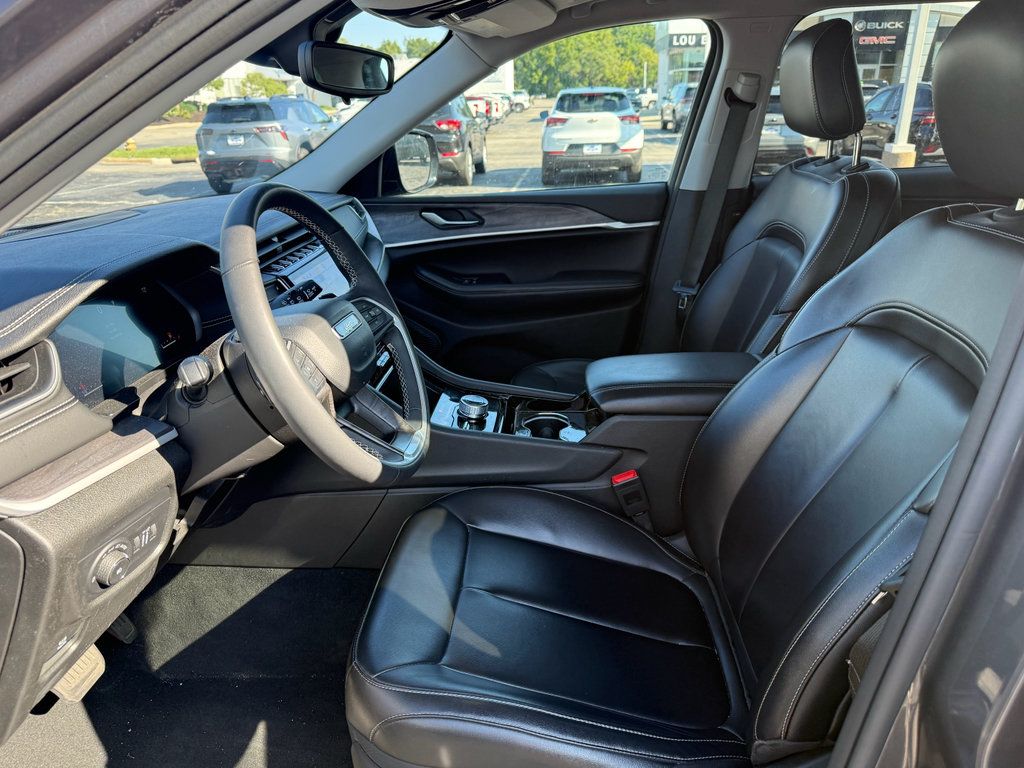 Used 2023 Jeep Grand Cherokee L Limited AWD/4WD image 9