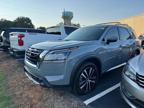 Used 2024 Nissan Pathfinder Platinum w/ Cargo Package FWD image 10