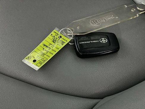Used 2021 Toyota Highlander XLE FWD image 41