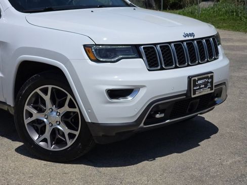 Used 2018 Jeep Grand Cherokee Limited AWD/4WD image 2