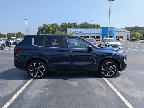 Used 2024 Mitsubishi Outlander SE Black Edition FWD image 2