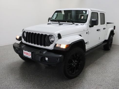 Used 2025 Jeep Gladiator Sport image 2