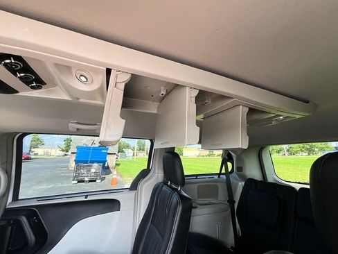 Used 2016 Chrysler Town & Country Touring w/ Driver Convenience Group FWD image 35