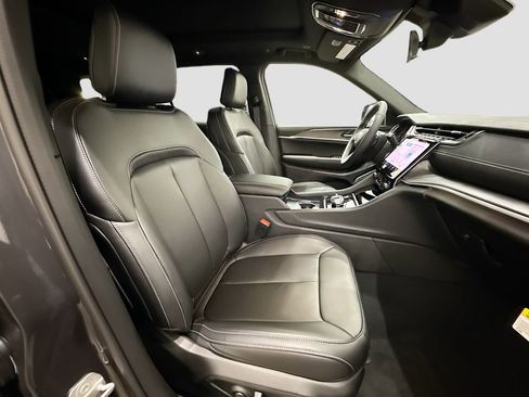 New 2025 Jeep Grand Cherokee L Limited w/ Black Appearance Package image 15