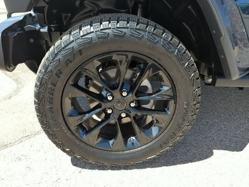 Certified 2025 Jeep Gladiator Sport AWD/4WD image 24