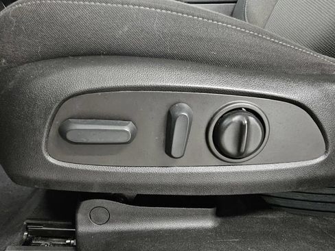 Used 2022 Chevrolet Traverse LT FWD image 15