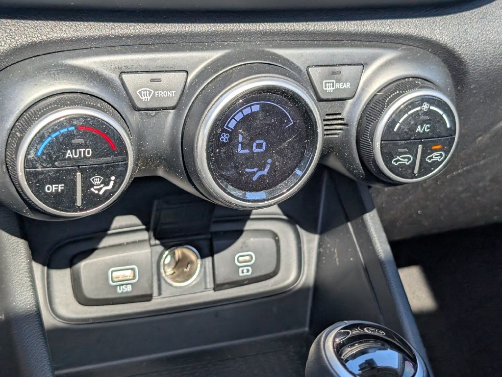 Used 2025 Hyundai Venue SEL FWD image 25