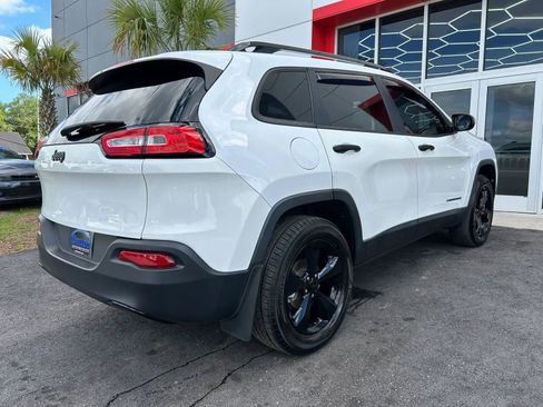 Used 2017 Jeep Cherokee Sport FWD image 4