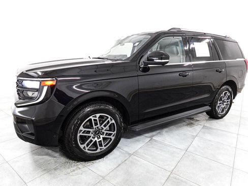 Used 2025 Ford Expedition Active AWD/4WD image 3