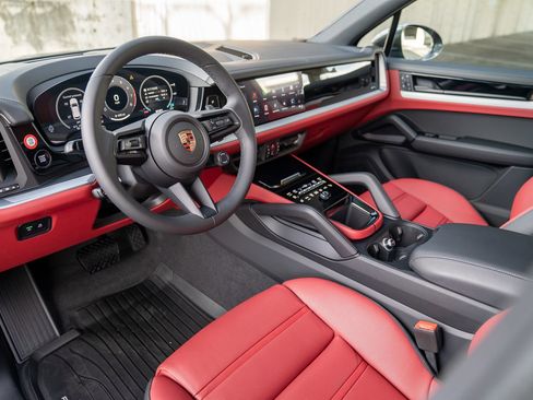 Certified 2025 Porsche Cayenne image 4
