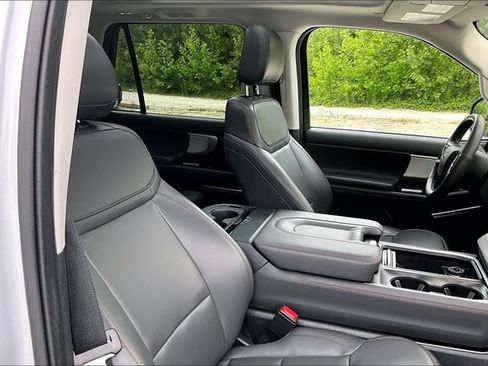 Used 2025 Ford Expedition Max Active AWD/4WD image 7